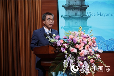 泉州市人民政府副市長(zhǎng)姚飛在“走進(jìn)中華文明——海絲印記 世遺泉州”主題人文交流活動(dòng)中致辭。人民網(wǎng) 王婧攝