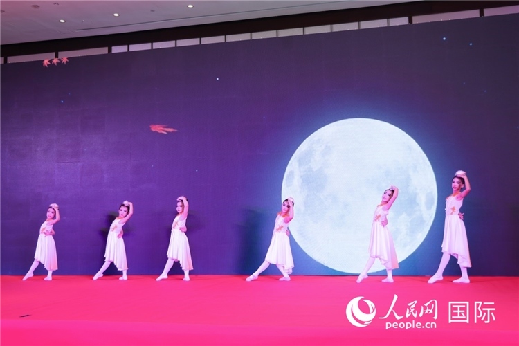 中國青少年歌舞表演。人民網(wǎng)記者任皓宇攝