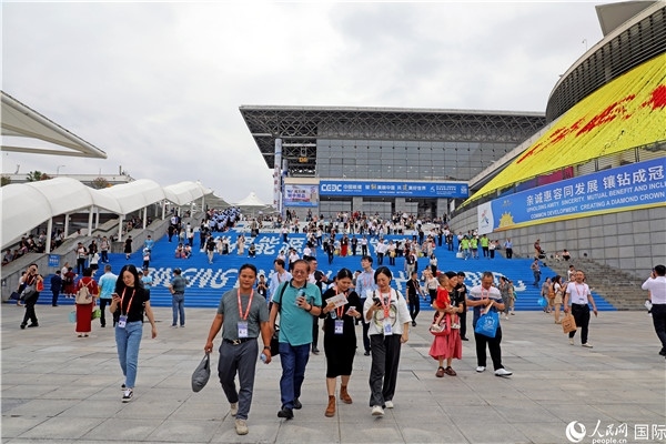 第二十一屆東博會(huì)展館外，參觀者步行離場(chǎng)。人民網(wǎng)記者趙益普攝