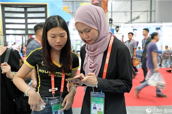 東博會(huì)現(xiàn)場(chǎng)，馬來(lái)西亞展商在同中方工作人員交談。人民網(wǎng)記者 趙益普攝