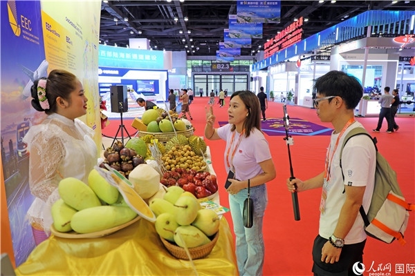 在東博會(huì)泰國(guó)展區(qū)，參觀者在向泰方工作人員了解泰國(guó)水果情況。人民網(wǎng)記者趙益普攝