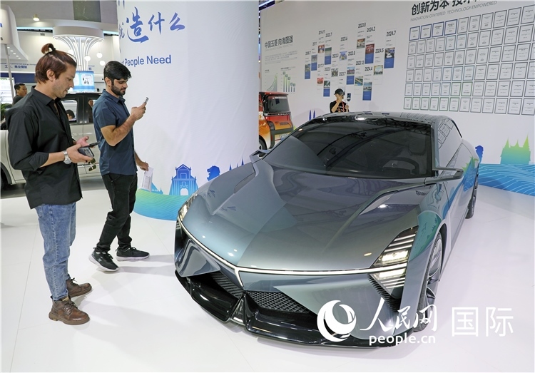 東博會(huì)上，上汽通用五菱展出的一款名為“東盟之光”的新能源概念車吸引參觀者駐足。人民網(wǎng)記者趙益普攝