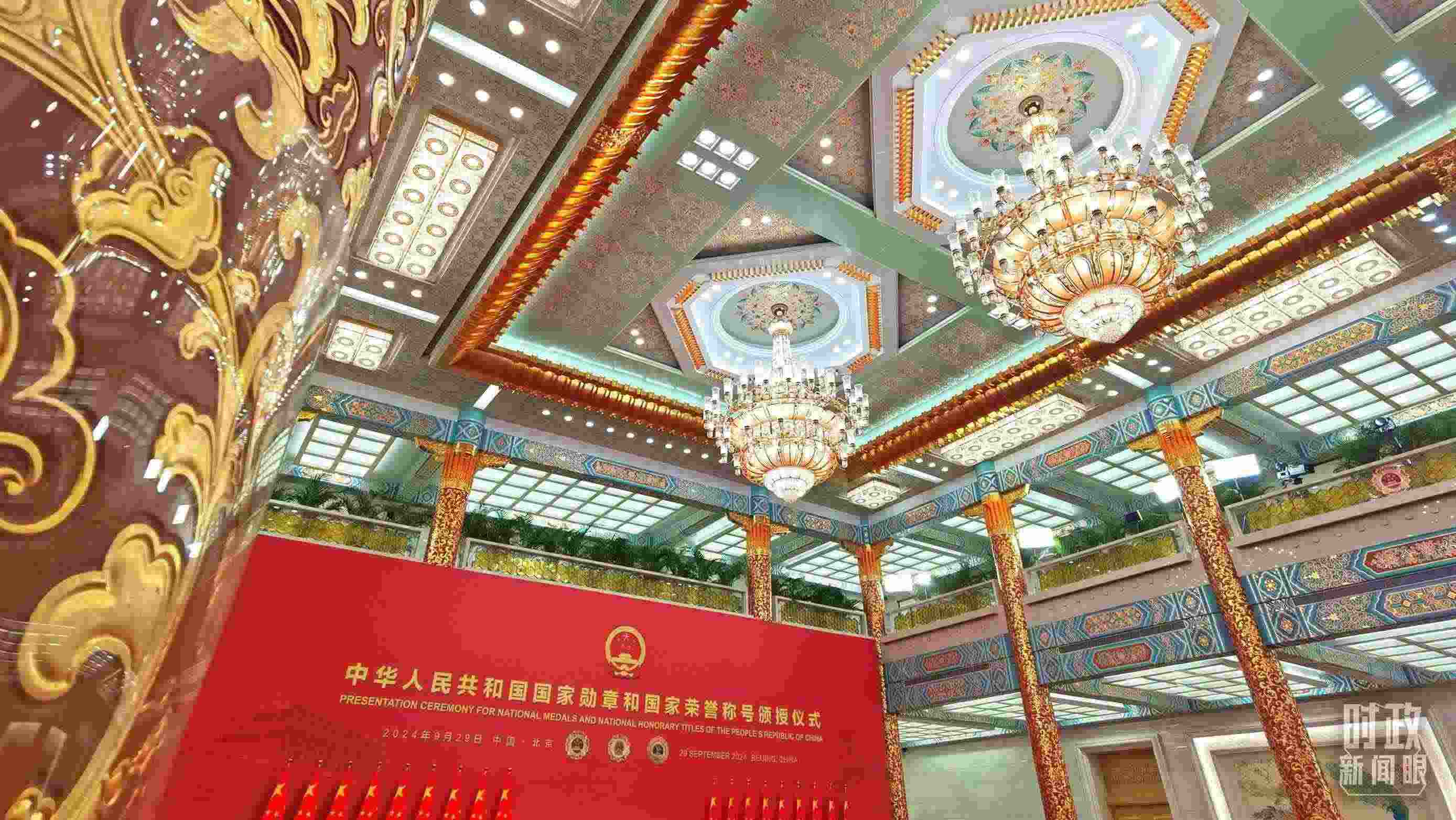 人民大會(huì)堂金色大廳燈光璀璨。（總臺(tái)央視記者郭鴻拍攝）