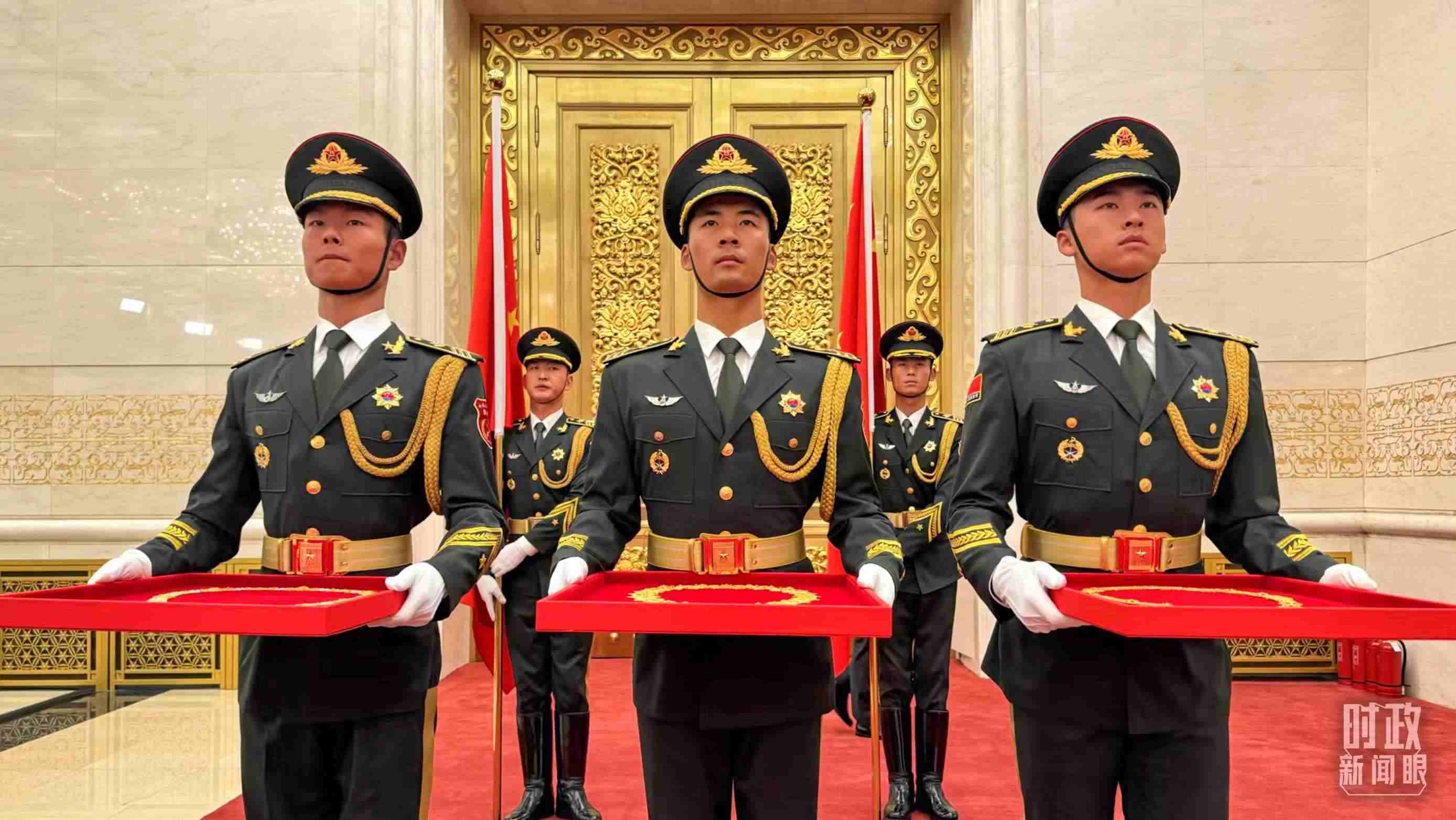 禮兵手捧共和國(guó)勛章、友誼勛章和國(guó)家榮譽(yù)稱(chēng)號(hào)獎(jiǎng)?wù)?。（總臺(tái)央視記者李增仁拍攝）