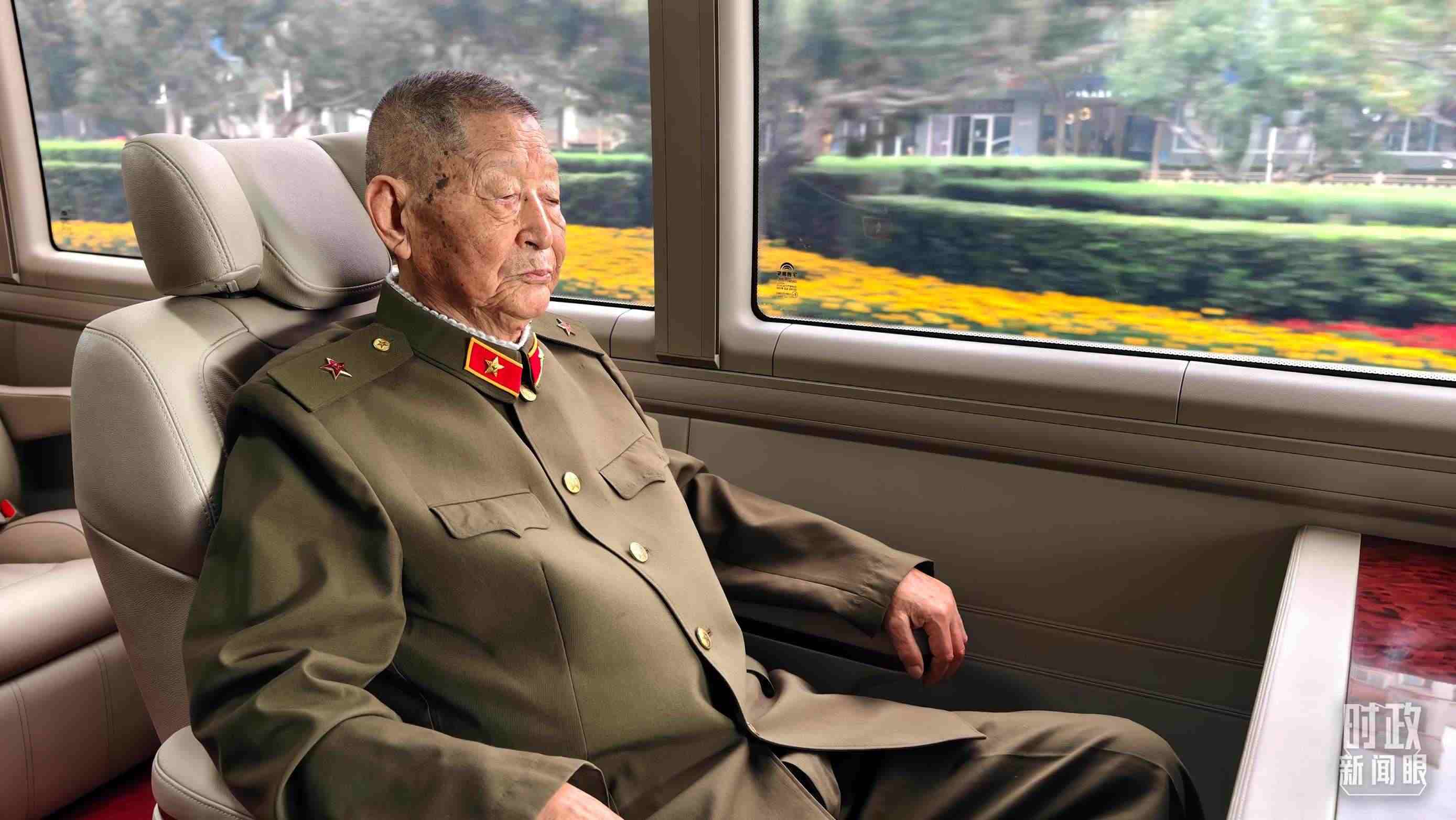 “共和國(guó)勛章”獲得者黃宗德乘坐禮賓車(chē)前往人民大會(huì)堂。（總臺(tái)央視記者胡瑋拍攝）