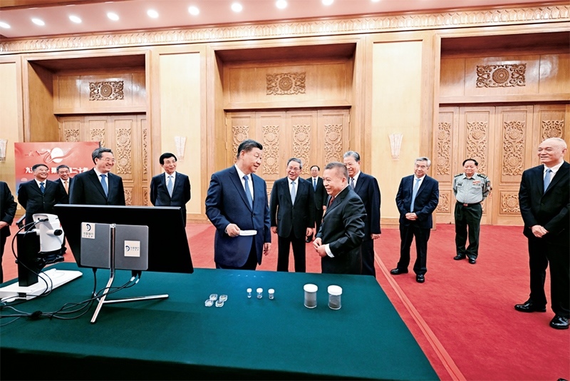 2024年9月23日，黨和國家領導人習近平、李強、趙樂際、王滬寧、蔡奇、丁薛祥、李希等在人民大會堂接見探月工程嫦娥六號任務參研參試人員代表并參觀月球樣品和探月工程成果展覽。這是習近平等參觀月球樣品和探月工程成果展覽。 新華社記者 謝環(huán)馳/攝