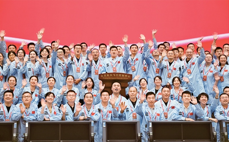 嫦娥六號(hào)完成了人類(lèi)歷史上首次月球背面采樣，突破了多項(xiàng)關(guān)鍵技術(shù)，是我國(guó)建設(shè)航天強(qiáng)國(guó)、科技強(qiáng)國(guó)取得的又一標(biāo)志性成果，是我國(guó)探月工程的重要里程碑。圖為2024年6月25日，嫦娥六號(hào)任務(wù)圓滿成功后，工作人員在北京航天飛行控制中心合影。 新華社記者 金良快/攝