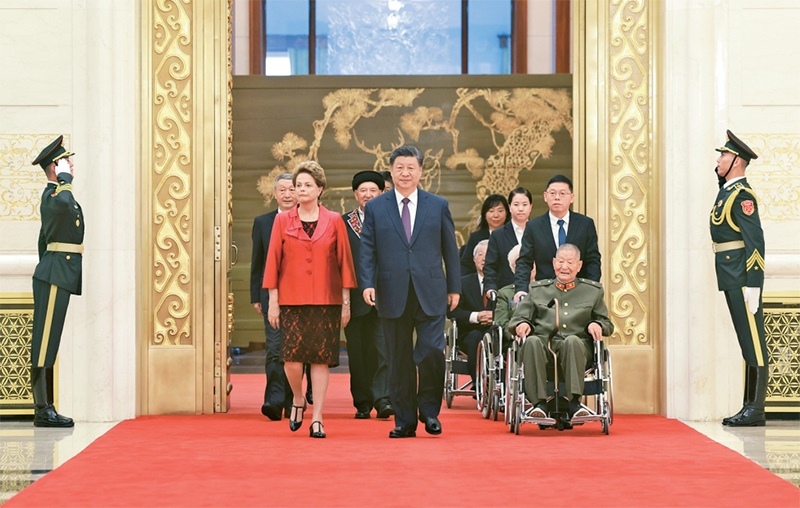 2024年9月29日，中華人民共和國國家勛章和國家榮譽稱號頒授儀式在北京人民大會堂金色大廳隆重舉行。中共中央總書記、國家主席、中央軍委主席習近平同國家勛章和國家榮譽稱號獲得者一同步入會場。 新華社記者 王曄/攝