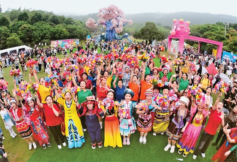 自2014年起，廣西持續(xù)舉辦“廣西三月三·八桂嘉年華”活動(dòng)，各地民族民俗活動(dòng)次第登臺(tái)，精彩紛呈，這個(gè)傳統(tǒng)民族節(jié)慶已演變?yōu)楦髯迦嗣窆蚕砉矘?lè)的節(jié)日盛會(huì)和知名文化旅游品牌。圖為2024年4月11日在南寧市拍攝的活動(dòng)主會(huì)場(chǎng)。 新華社記者 周華/攝