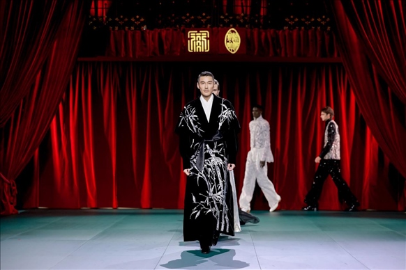 9月28日，模特在法國巴黎舉行的“2024巴黎·恭王府服飾秀”上展示服裝（主辦方供圖）