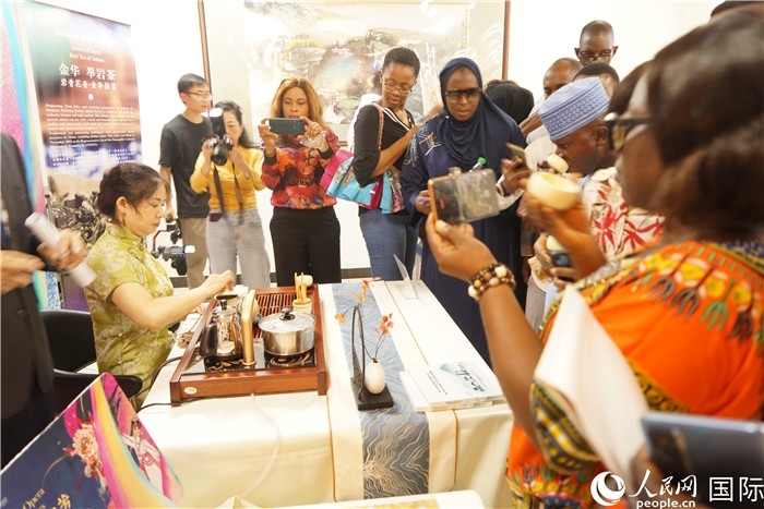 觀眾品嘗金華舉巖茶。人民網(wǎng)記者 姜宣攝