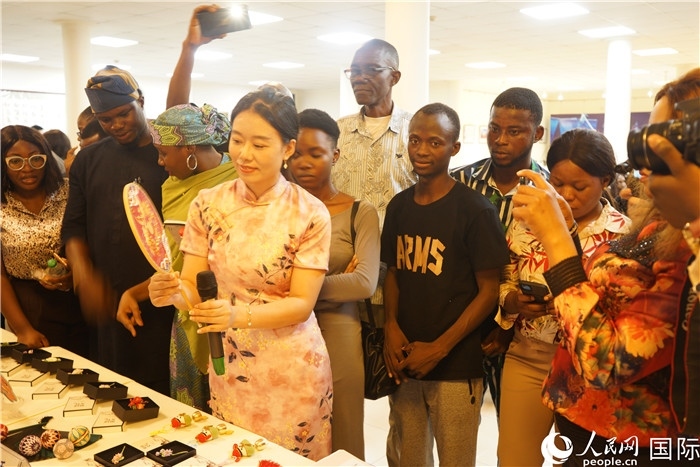 向尼日利亞觀眾介紹中國(guó)刺繡。人民網(wǎng)記者 姜宣攝