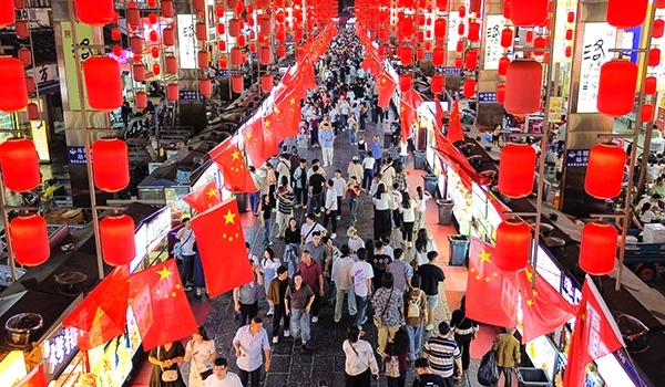 國慶臨近，河南省洛陽市老城歷史文化街區(qū)裝扮一新，國旗招展，處處洋溢著濃厚的國慶節(jié)日氛圍。來源：人民圖片網(wǎng)