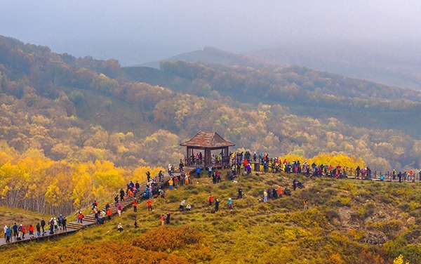 2024年9月27日，內(nèi)蒙古自治區(qū)赤峰市克什克騰旗烏蘭布統(tǒng)景區(qū)層林盡染，游人如織，風(fēng)光如畫。來源：人民圖片網(wǎng)
