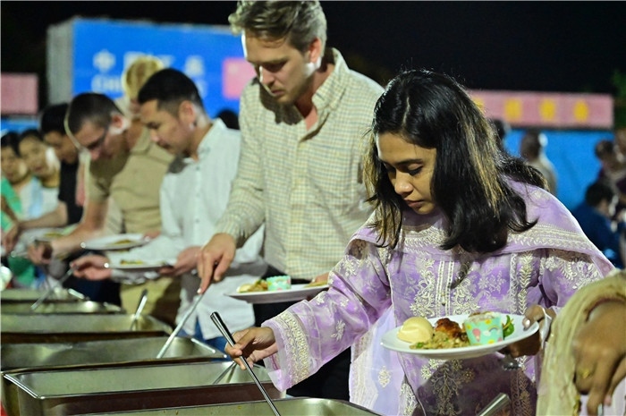 外國友人品嘗中國美食。馬騫攝