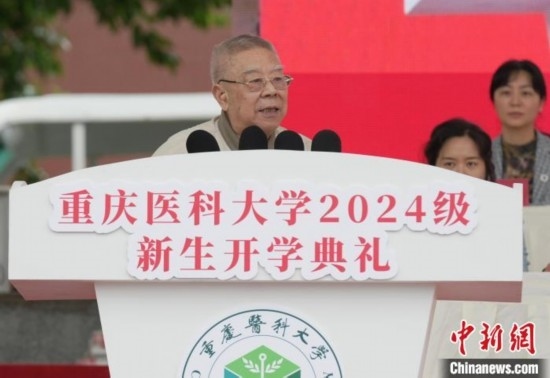 圖為陳宏礎(chǔ)教授為新生帶來(lái)“開學(xué)第一課”。中新網(wǎng)記者 周毅 攝