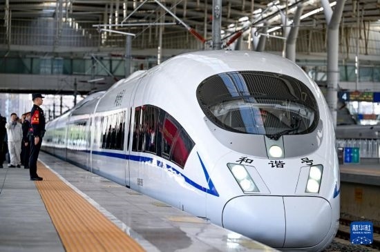 10月1日，由銀川開往惠農(nóng)的C8218次列車從銀川站駛出。