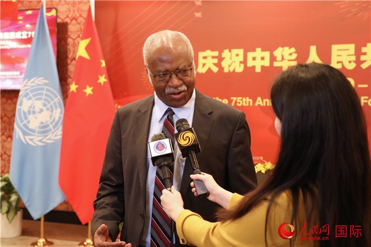 聯(lián)大主席菲勒蒙在招待會現(xiàn)場接受媒體采訪，他向中國政府和人民致以節(jié)日祝賀，表示中國的發(fā)展成就令人驚嘆。人民網記者 李志偉攝