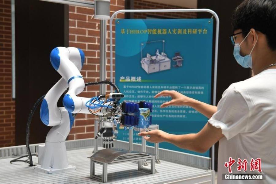  資料圖：高校為學(xué)生打造先進科研平臺。中新社記者 陳楚紅 攝