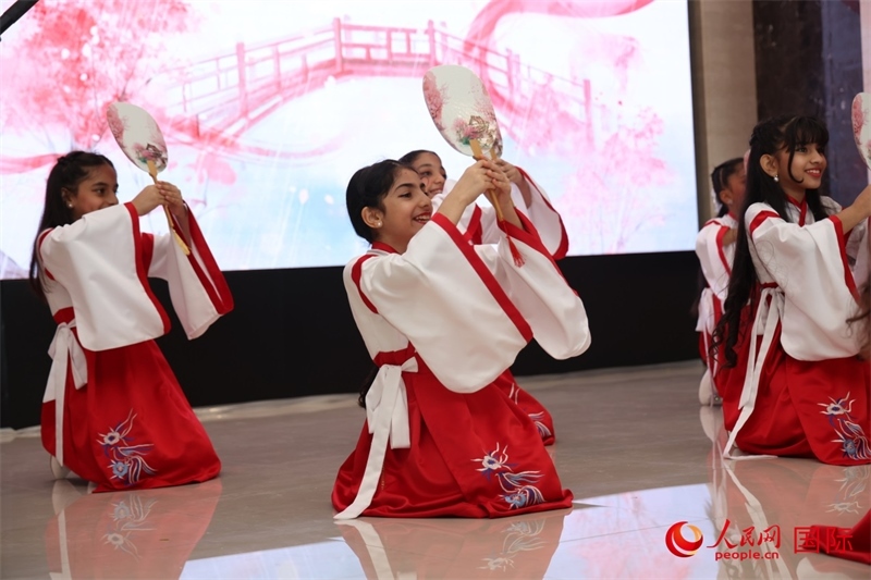 富查伊拉當(dāng)?shù)貙W(xué)校學(xué)生表演節(jié)目。人民網(wǎng)記者任皓宇攝