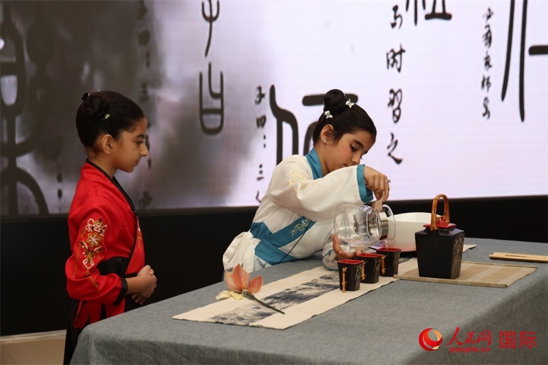 富查伊拉當(dāng)?shù)貙W(xué)校學(xué)生表演茶藝。人民網(wǎng)記者任皓宇攝