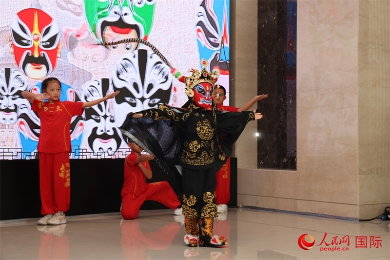 迪拜中國(guó)學(xué)校學(xué)生表演變臉。人民網(wǎng)記者任皓宇攝