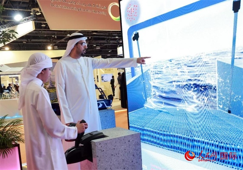 一名兒童在模擬操作船舶，撿拾海洋垃圾。人民網(wǎng)記者管克江攝