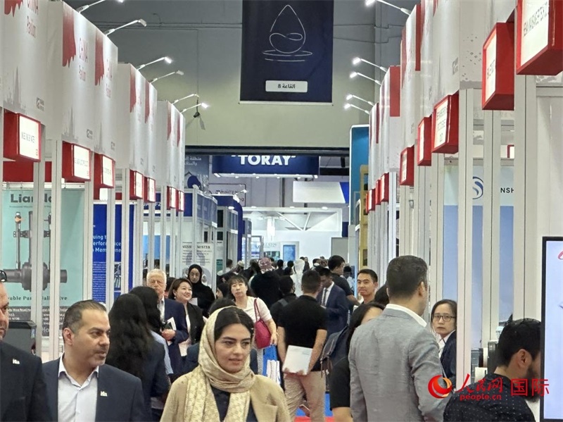 中國(guó)館前人頭攢動(dòng)。人民網(wǎng)記者管克江攝