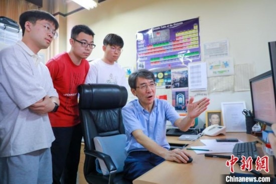 薛其坤在指導學生。 (受訪者供圖)