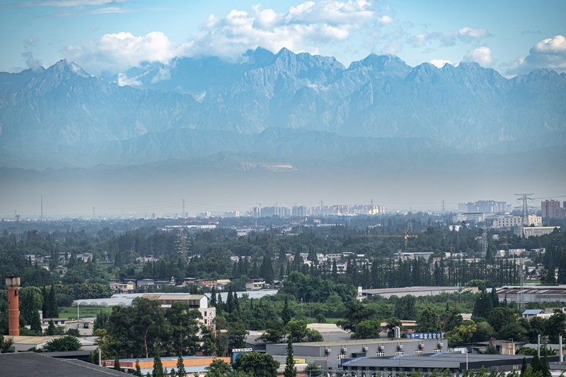 2024年7月1日，成都天氣晴好，遠處雪山清晰可見。