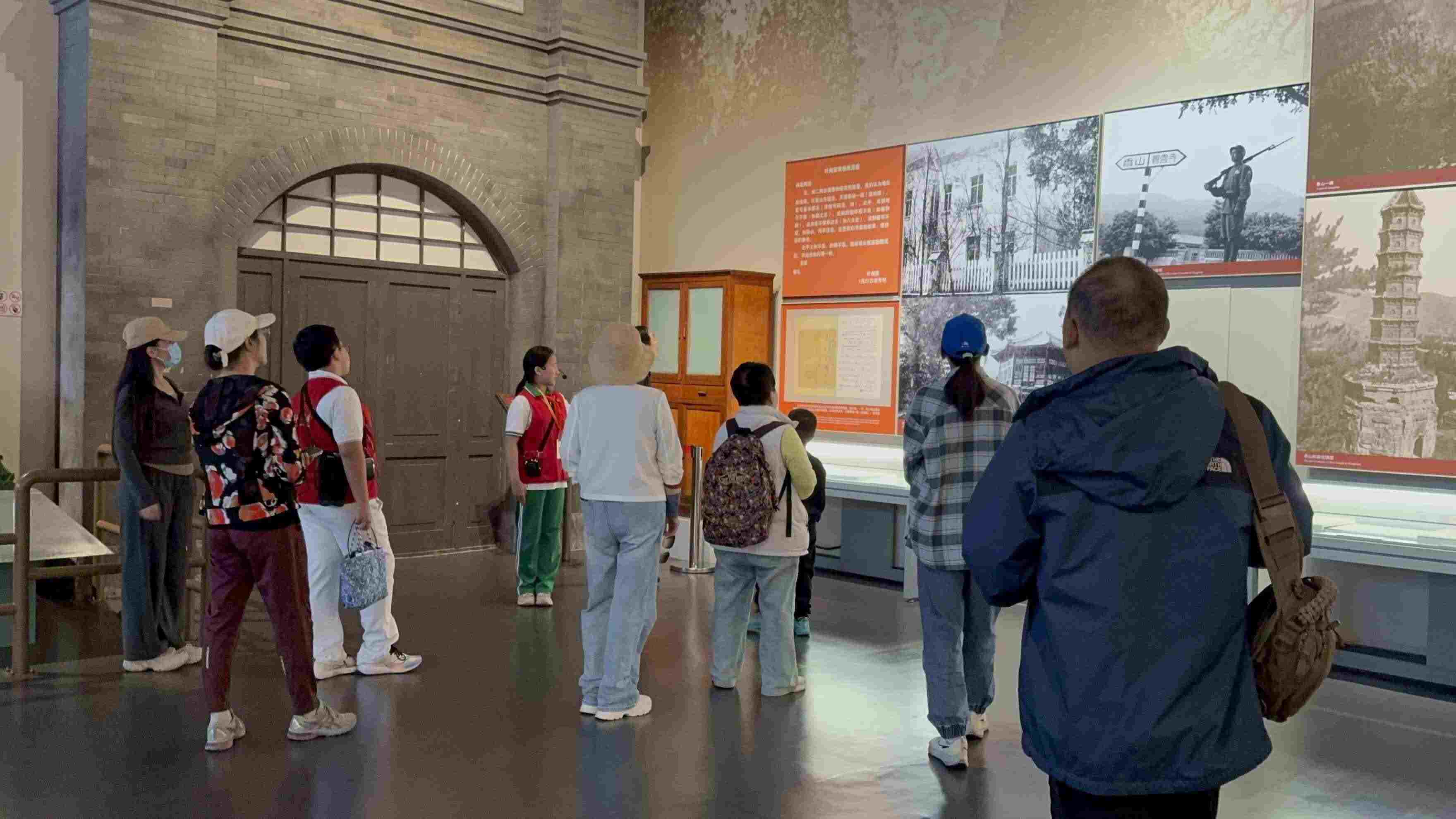 10月4日，北京香山革命紀(jì)念館內(nèi)，一名“紅領(lǐng)巾志愿者”正在為參觀者講解。人民網(wǎng)記者 劉微攝