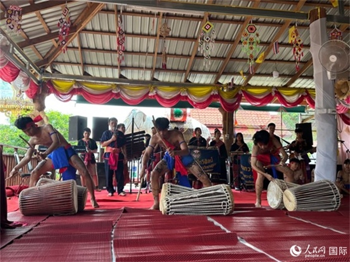 泰國(guó)藝術(shù)團(tuán)體給游客表演當(dāng)?shù)貍鹘y(tǒng)舞蹈。人民網(wǎng)記者 簡(jiǎn)承淵攝
