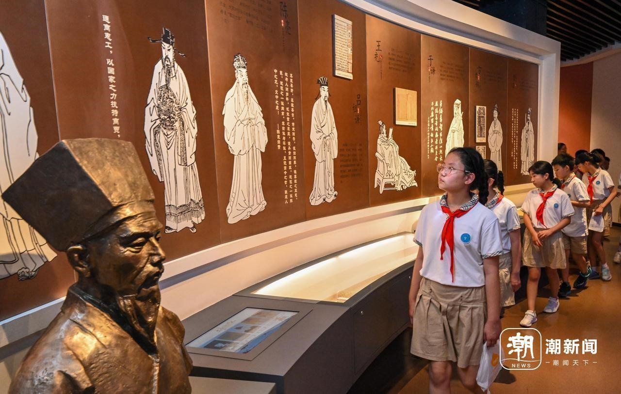 來自杭州市政苑小學(xué)的學(xué)生走進(jìn)浙江省檔案館“大寫浙江人”展廳，近距離“觸摸”歷史、走進(jìn)榜樣、聆聽故事，激發(fā)愛黨愛國愛家熱情。記者 董旭明 攝