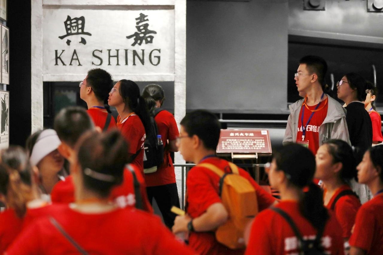 青少年參觀嘉興市南湖革命紀(jì)念館。拍友 金鵬 攝