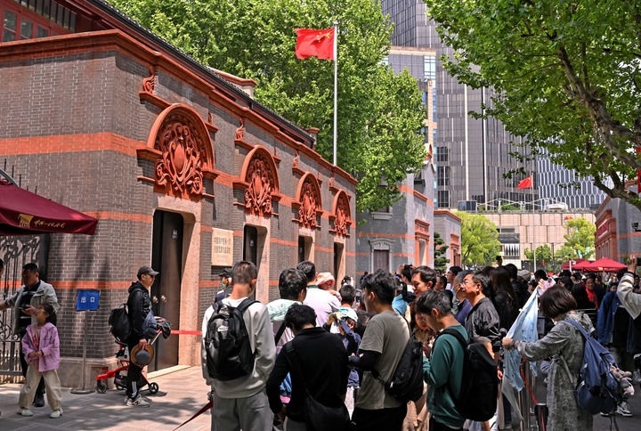 2024年5月3日，游客在位于上海的中共一大會址前參觀。新華社記者 劉穎 攝