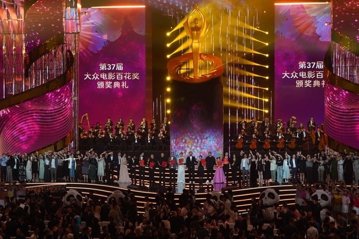 2024年8月4日，在四川成都，第37屆大眾電影百花獎獲獎?wù)吆痛蟊娫u審在舞臺上合影。新華社記者 唐文豪 攝