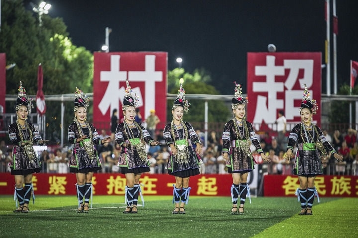 2024年9月28日，榕江縣侗族大歌隊(duì)的演員們在“村超”足球場上表演。當(dāng)日，“發(fā)現(xiàn)中國之美·相約貴州村超”國際友誼賽在貴州省黔東南苗族侗族自治州榕江縣的“村超”足球場舉行。新華社記者 陶亮 攝