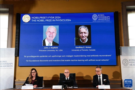 10月8日，在瑞典斯德哥爾摩舉行的2024年諾貝爾物理學(xué)獎公布現(xiàn)場，屏幕顯示獎項得主美國普林斯頓大學(xué)的約翰·霍普菲爾德和加拿大多倫多大學(xué)的杰弗里·欣頓。新華社記者 彭子洋 攝