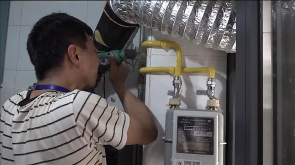 北京市石景山區(qū)工作人員上門安裝燃氣管道。圖片來源：北京市石景山區(qū)委組織部