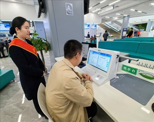 湖北省赤壁市市民在辦事人員的指導下填寫相關(guān)信息。圖片來源：人民網(wǎng)湖北頻道