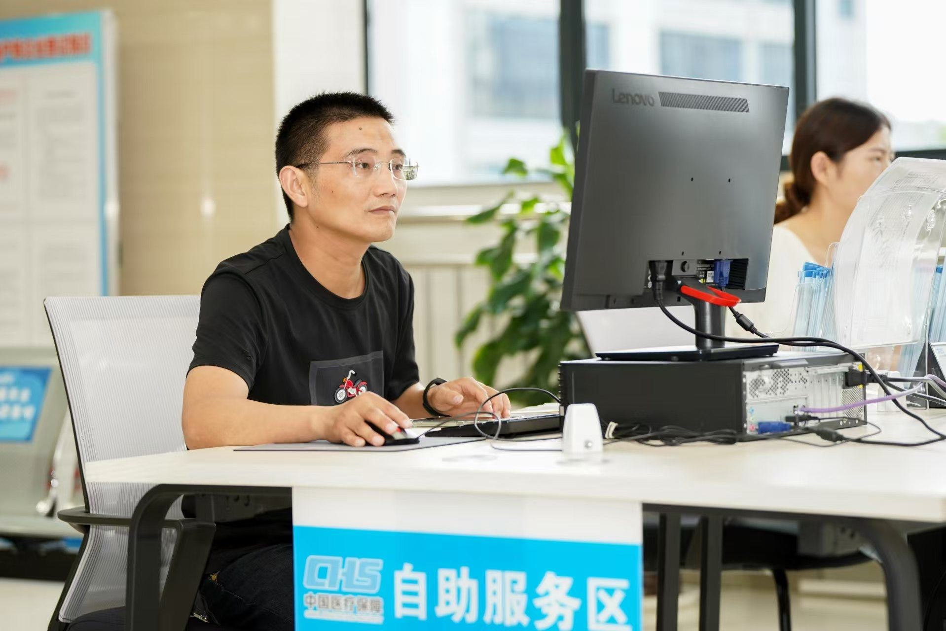 安徽省池州市市民在政務(wù)服務(wù)大廳自助辦理業(yè)務(wù)。圖片來源：人民網(wǎng)安徽頻道