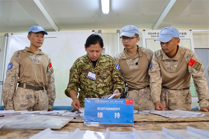 圖2-評估組對分隊軟件進行檢查(馬騫攝)