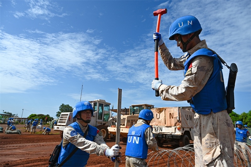 圖3-進行臨時宿營地構筑(孫千攝)
