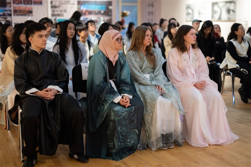 參加《時(shí)光流韻·中國戲劇藝術(shù)服飾展》的中國文化愛好者。 斯德哥爾摩中國文化中心供圖