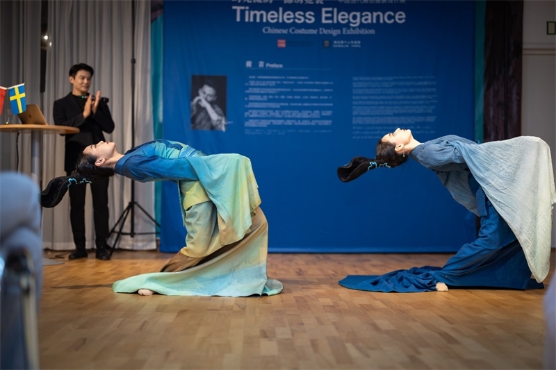 當(dāng)?shù)厝A人舞社成員表演《只此青綠》。斯德哥爾摩中國文化中心供圖