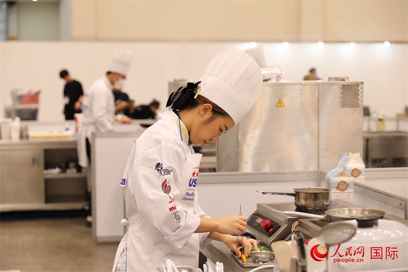 當(dāng)?shù)貢r(shí)間10月5日，廚師在第21屆釜山國(guó)際美食博覽會(huì)上展示廚藝。人民網(wǎng)記者 莽九晨攝