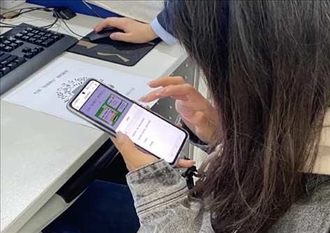 趙女士用手機(jī)掃碼預(yù)約幫辦服務(wù)。圖片來源：微信公眾號“上海市普陀區(qū)政務(wù)服務(wù)中心”