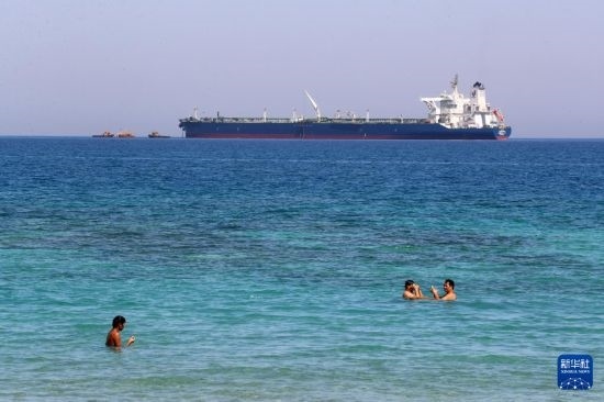 這是10月8日在埃及蘇伊士灣拍攝的行駛中的船只。新華社記者 隋先凱 攝