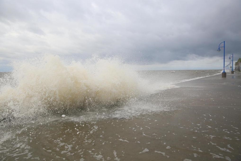 2020年9月15日，受颶風(fēng)“薩莉”影響，美國路易斯安那州新奧爾良的龐恰特雷恩湖巨浪拍岸。新華社發(fā)（魏蘭攝）