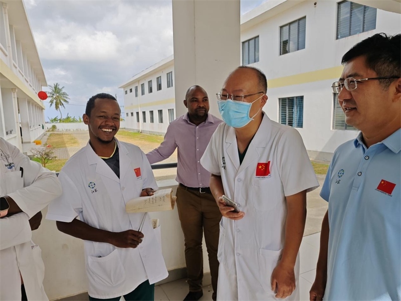 中桑醫(yī)護人員合作愉快。中國援桑醫(yī)療隊 供圖